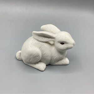Vintage NOS 4”x 5.75” Porcelain Bunny Figurine